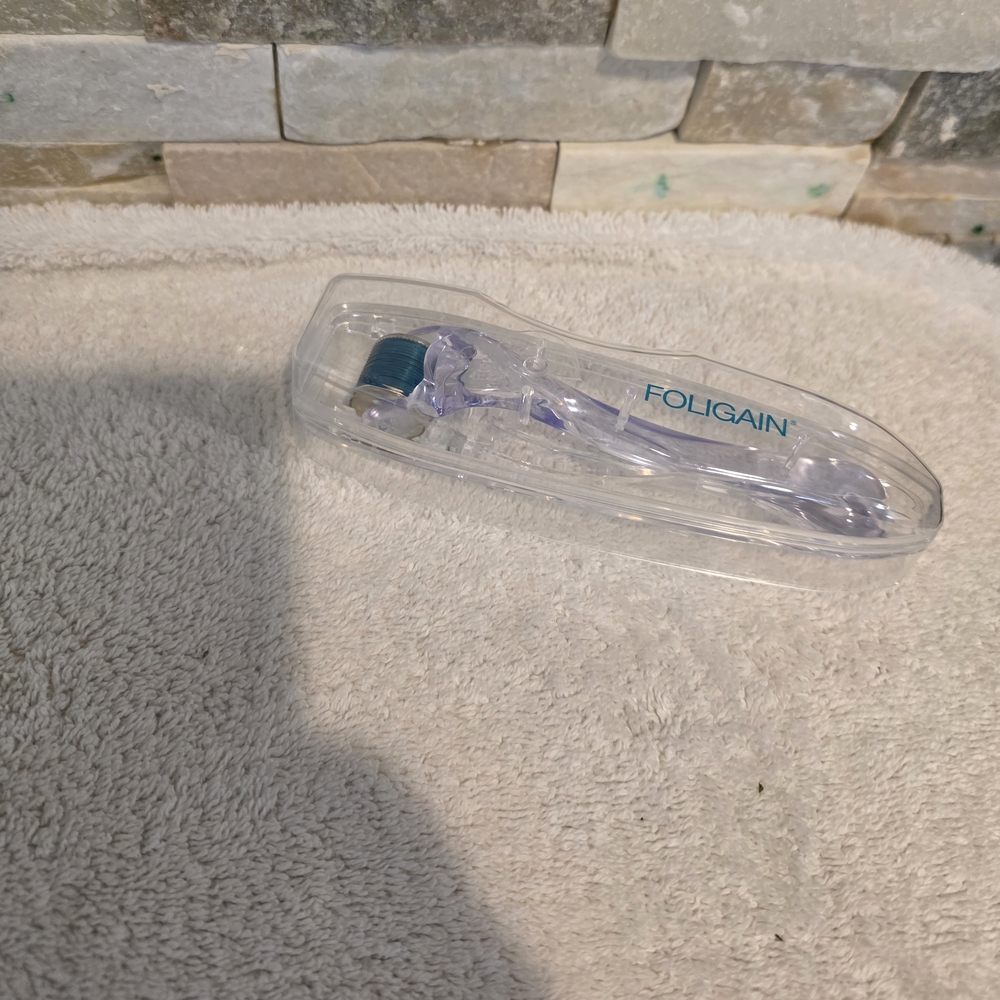 Foligain Derma Roller in Clear and Blue